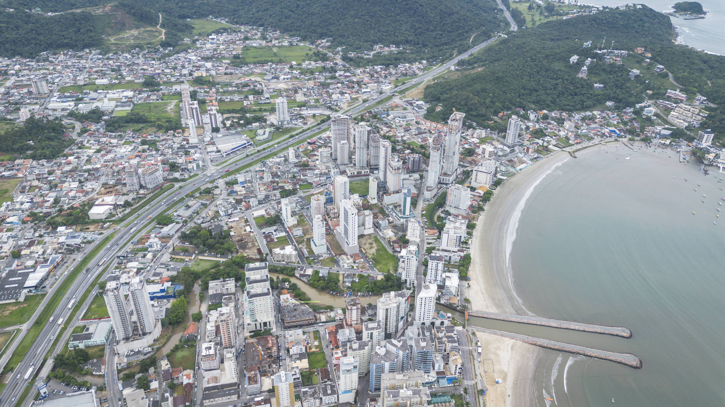 Arranha-céus em Itapema, no litoral de Santa Catarina