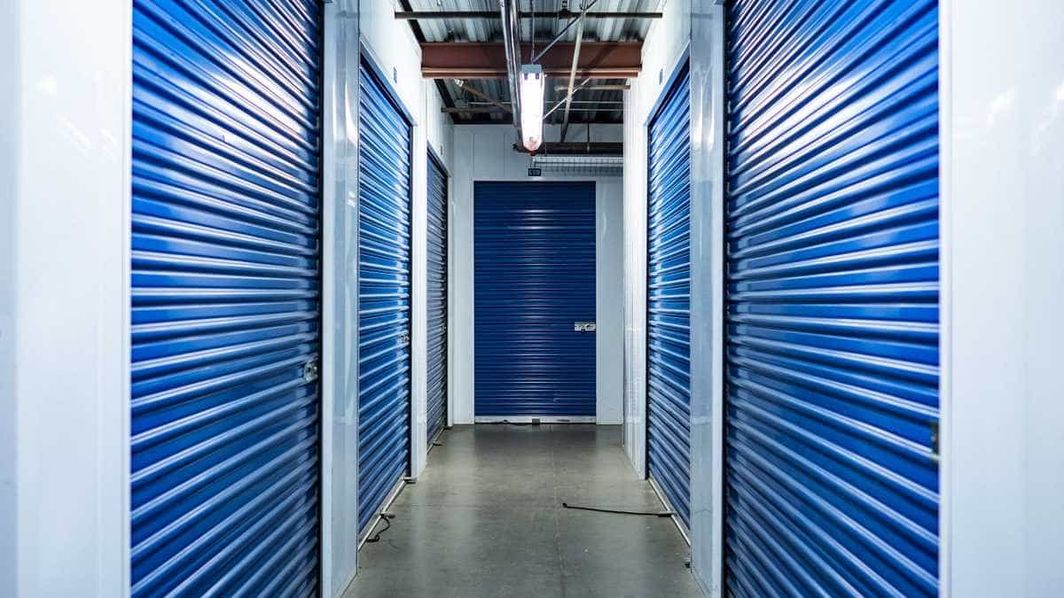 Hobby box em condominio residencial: compartimento privativo de deposito junto a garagem