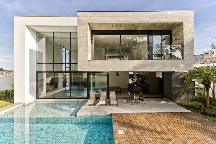 Casa PI, residência de 460 m² projetada pela Arquitetare em Pinhais, região de Curitiba